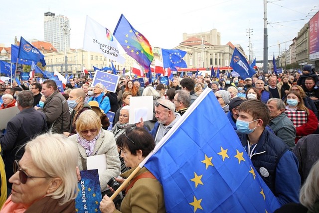 Wielka manifestacja w Katowicach odbywa się pod hasłem "My zostajemy".
