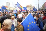 Wielka manifestacja w Katowicach. "My zostajemy!" Tłumy ludzi skandowały na Rynku za pozostaniem Polski w Unii Europejskiej. Zobacz ZDJĘCIA.