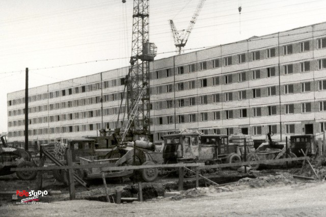 W początkowych latach budowy Rybnickiego Okręgu Węglowego Żory były stosunkowo małym miastem. Jeszcze w 1965 roku mieszkało w naszym mieście 7525 osób. "Budowa ROW stanowiła szansę rozwoju dla Żor, jako miejsca zamieszkania dla licznych załóg kopalnianych. Istniała olbrzymia potrzeba, aby właśnie dla nich budować mieszkania, sklepy i inne zakłady usługowe" - pisze Bogdan Cimała w swojej książce "Żory. Zarys dziejów".