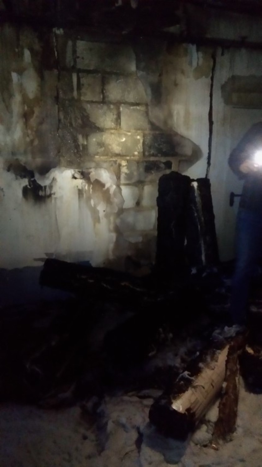 Pożar w Juszkowie. 7 zastępów straży pożarnej gasiło w nocy halę gospodarczą. Ewakuowano osoby z domu obok [ZDJĘCIA]