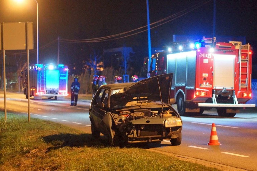 Kalisz: Pijany kierowca rozbił auto na latarni i próbował...