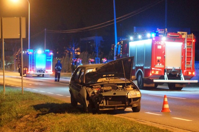 Kalisz: Pijany kierowca rozbił auto na latarni i próbował odjechać