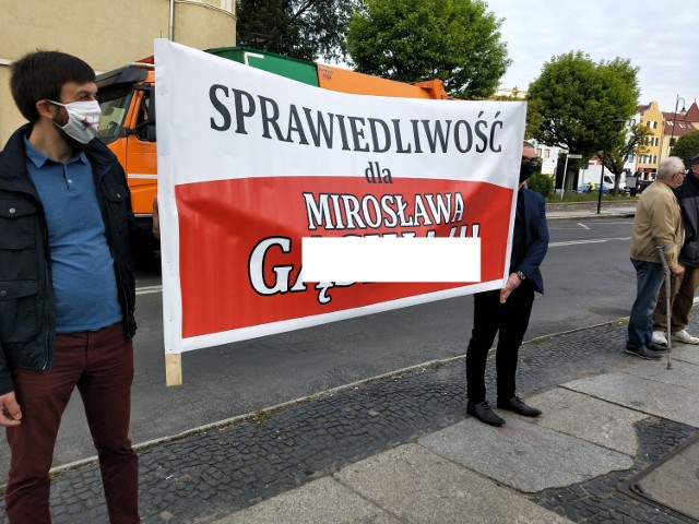 Grupa mieszkańców Szprotawy żądała sprawiedliwości dla burmistrza Mirosława G. W Sądzie Rejonowym w Żaganiu odbywało się posiedzenie aresztowe. Sąd przedłużył mu areszt do 20 lipca.