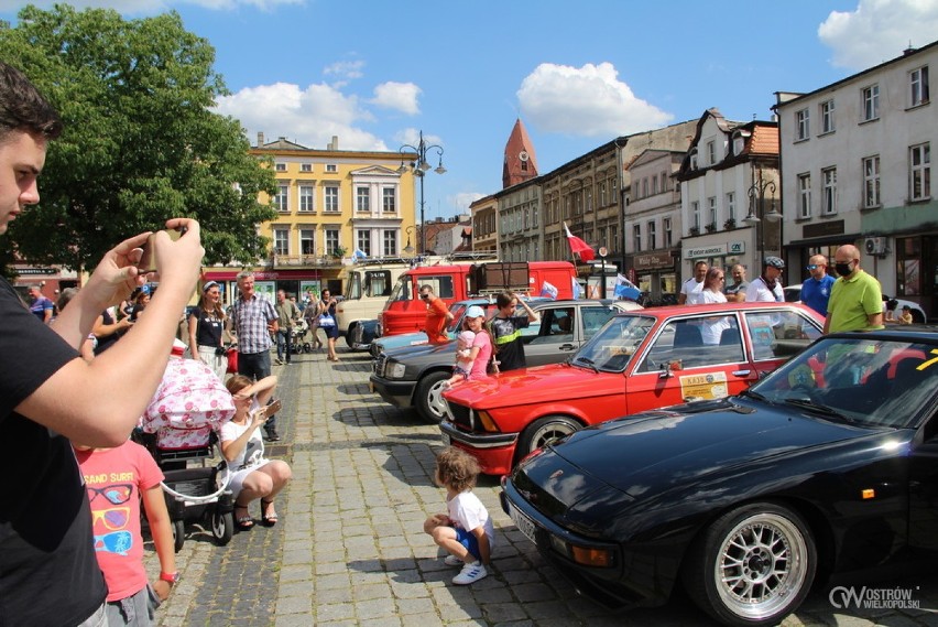 Uczestnicy Rajdu Pojazdów Zabytkowych zatrzymali się w...