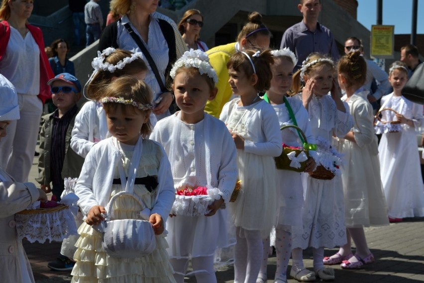 Boże Ciało w Tczewie. Wierni tłumnie maszerują w procesjach ulicami miasta [FOTO, WIDEO]