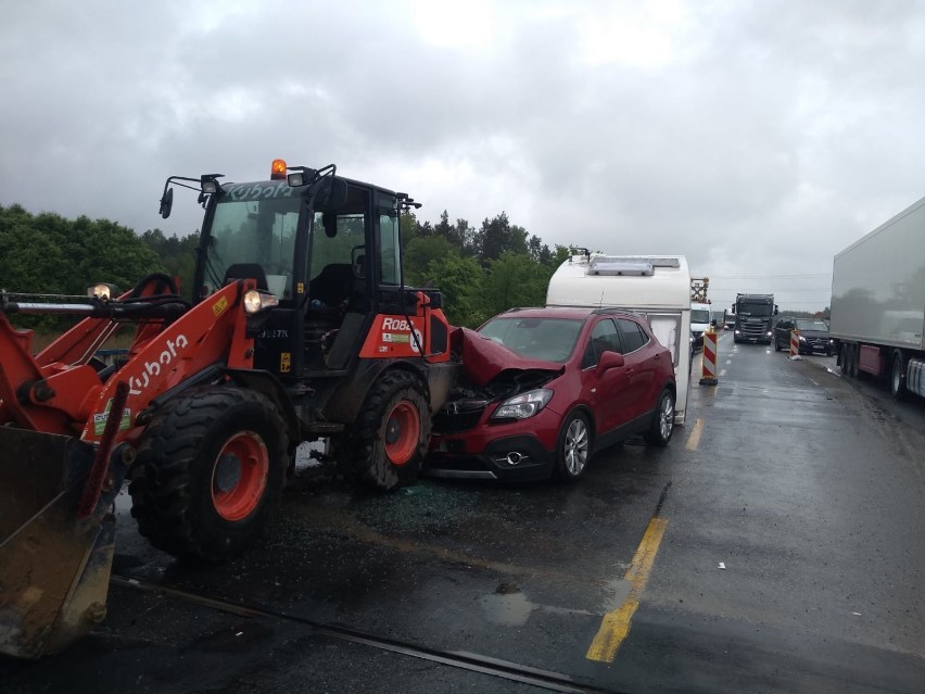 Wypadek na DK 1 w okolicach Radomska. Opel wjechał w maszynę budowlaną [ZDJĘCIA]