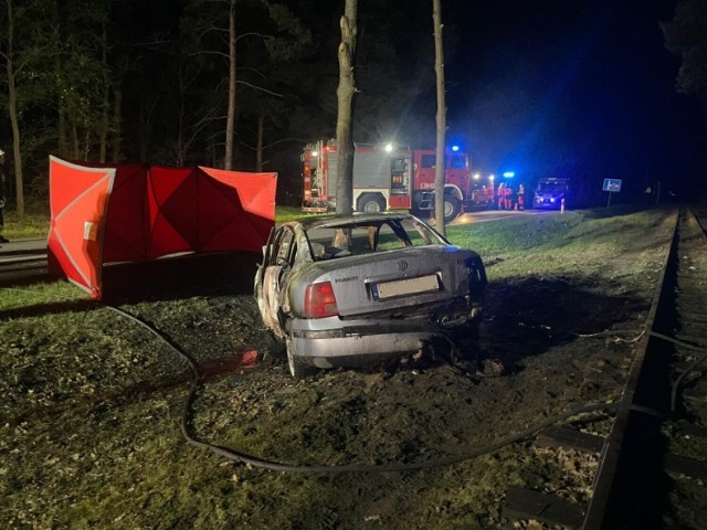 Tragiczny wypadek pod Warszawą. Dwie osoby spłonęły w samochodzie