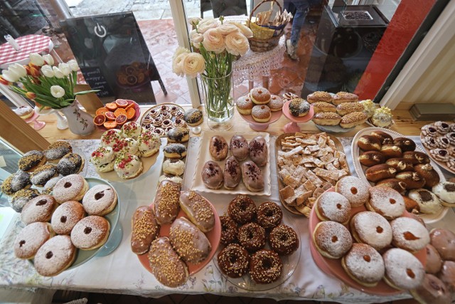 Pączki od A do Z. Nim pączki nabiorą takiego wyglądu, pracuje nad nimi sztab ludzi. Zobaczcie ----->