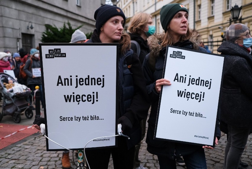"Ani jednej więcej!". Tłum ludzi na marszu w Warszawie