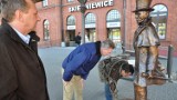 Zadumany Wokulski stoi na peronie w Skierniewicach