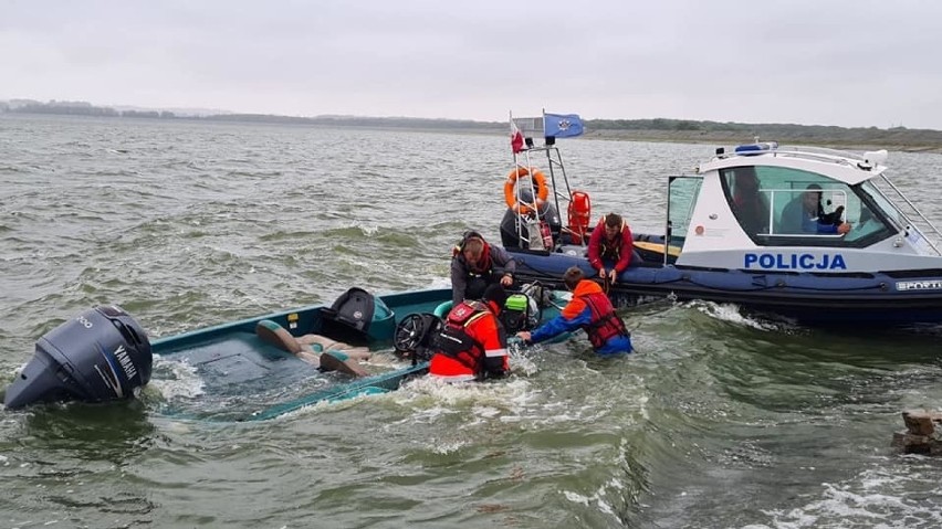 Motorówka zerwała się cumy na Jeziorze Otmuchowskim. Właściciel myślał, łódź ktoś ukradł 