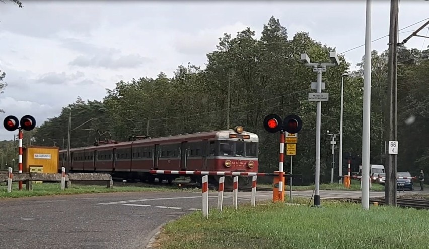 Kierowcy omijają zapory i przejeżdżają przez zamknięty...