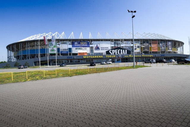 Motoarena powstała w kwietniu 2009 roku po 10 miesiącach budowy, którą wykonała firma Alstal z Inowrocławia. Motoarena zastąpiła zburzony stadion przy ulicy Broniewskiego, na jego miejscu powstało Centrum Handlowo-Rozrywkowe Toruń Plaza. Pierwsze nieoficjalne zawody na Motoarenie odbyły się 24 kwietnia 2009 r. Mecz towarzyski Unibax – Start Gniezno (64:26) mogli oglądać tylko pracownicy Alstalu, firmy budującej stadion. Oficjalna inauguracja miała miejsce 3 maja 2009 r., kiedy to w meczu ligowym ówczesny mistrz Polski Unibax Toruń podejmował wicemistrza Unię Leszno. Mecz zakończył się zwycięstwem gospodarzy 48:42. 

Motoarena, podobnie jak stadion przy ulicy Broniewskiego, nosi imię Mariana Rosego

CZYTAJ DALEJ >>>>>