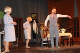 W małej wiosce działa wielki teatr. Grupa teatralna z Lasowic Małych brawurowo gra "Moralności pani Dulskiej". Spektakle przyciągają tłumy
