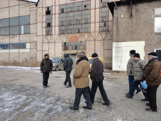 Pracownicy TM Construction przed siedzibą firmy.