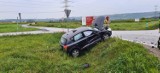 Wypadek na obwodnicy Wojnicza. Na skrzyżowaniu koło cmentarza zderzyły się dwa samochody. Jedna osoba trafiła do szpitala [ZDJĘCIA]