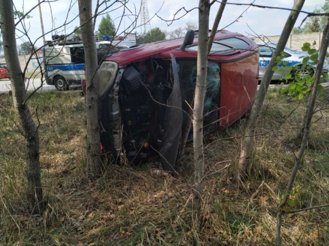 W Chabielicach opel corsa uderzył w drzewo. Kierowca i pasażer byli pijani