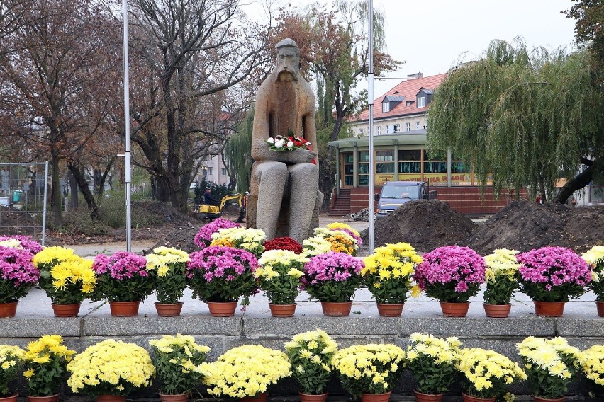 Chryzantemy ozdobią pomniki i miejsca pamięci w Kaliszu
