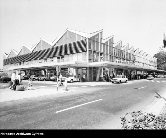 Hala lotniska na Okęciu po przebudowie w 1969 roku. Zdjęcie wykonano prawdopodobnie w latach 70.