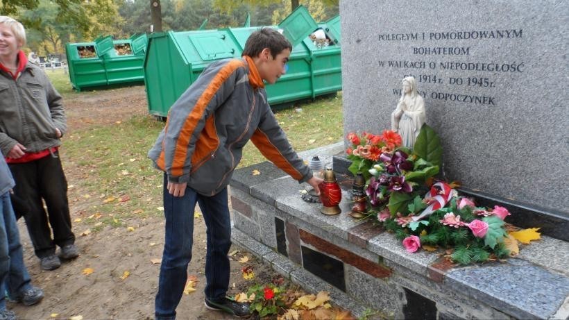 KĘBŁOWO - Gimnazjaliści dbają o groby (foto)