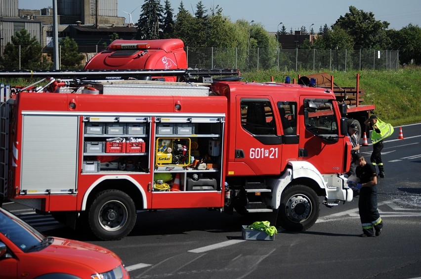 Śrem: wypadek na obwodnicy, są osoby poszkodowane, ruch jest...