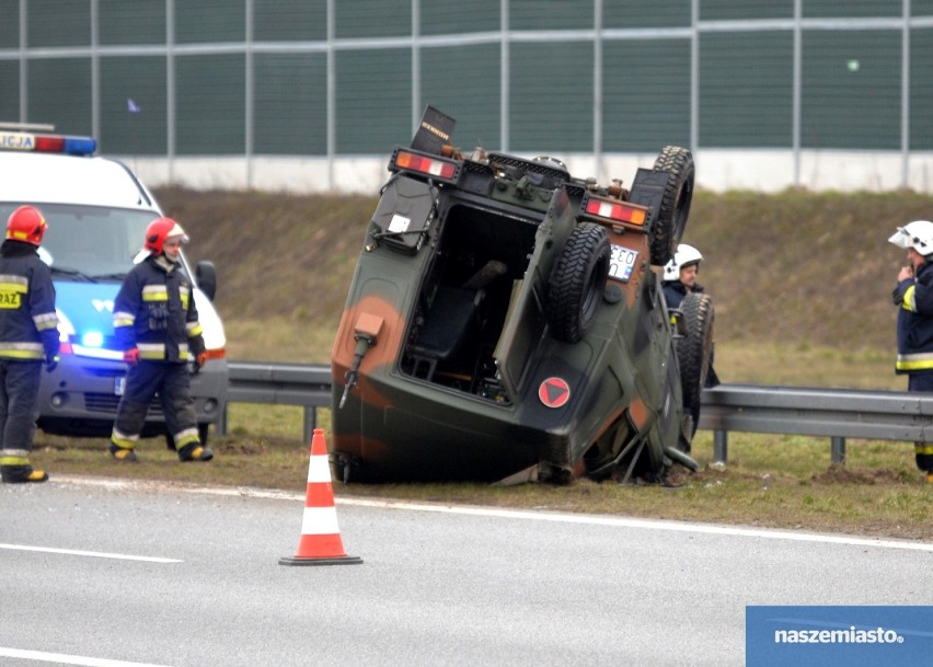 Dachowanie samochodu Wojska Polskiego na autostradzie A1 pod Włocławkiem [zdjęcia]