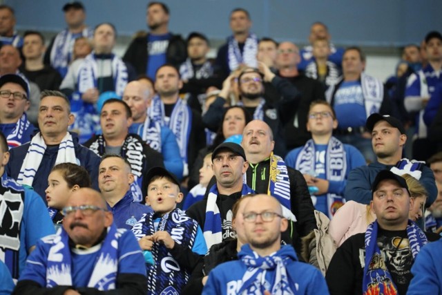 Fani Niebieskich podczas meczu z Pogonią, które było ich pożegnaniem ze stadionem w Gliwicach

  Zobacz kolejne zdjęcia. Przesuwaj zdjęcia w prawo - naciśnij strzałkę lub przycisk NASTĘPNE