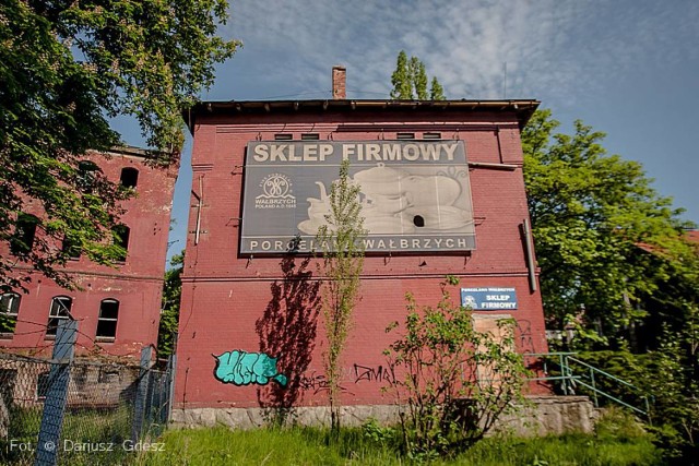 Na terenie byłej fabryki porcelany Wałbrzych przebywają od kilku dni przedstawiciele firmy, którą właściciele nieruchomości wynajęli do zabezpieczenia ruin grożących katastrofą budowlaną.