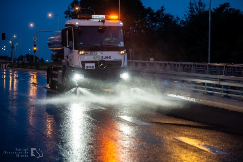 Sprzątanie ulic w Warszawie. Co tydzień miasto czyści 1300 km dróg. "Każdy może sprawdzić, kiedy posprzątamy jego ulicę"  