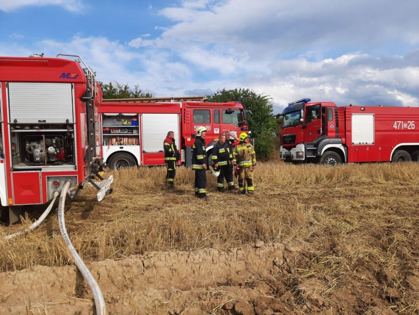 Pożar kombajnu na polu uprawnym w Gościęcinie w gminie Choczewo