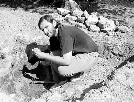 Archeolog Robert Bodnar prezentuje stanowisko pieca odlewniczego. zdjęcia: Krzysztof Dulko