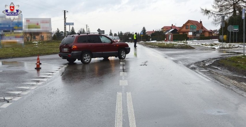 Policjanci ustalają okoliczności wypadku, do którego doszło...