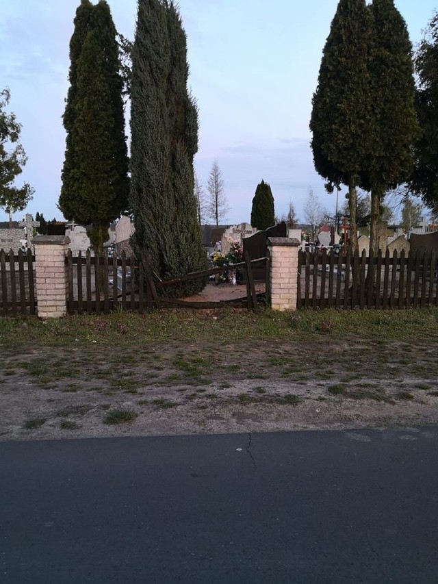 W Lutomiu nieznany sprawca zdewastował ogrodzenie cmentarza parafialnego (13.04.2020).