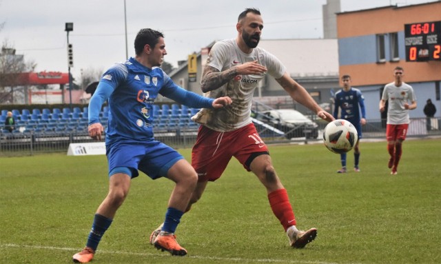 IV liga piłkarska w Małopolsce: Unia Oświęcim - Orzeł Ryczów 0:2. Na zdjęciu: Łukasz Popiela (z prawej, Orzeł) w starciu z Henrykiem Burdą (Unia).