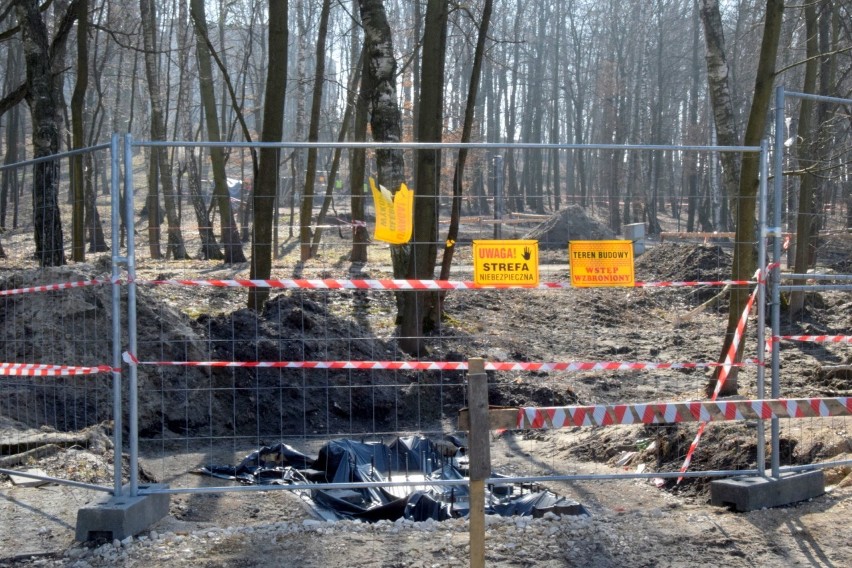 W Busku-Zdroju trwa budowa kładki pieszo-rowerowej. Połączy...