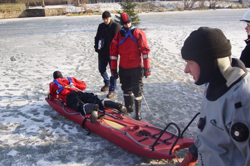 Strażacy w Kaliszu ćwiczyli ratowanie tonących pod lodem