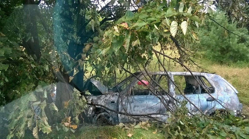 Gmina Dobrzany. W Szadzku volkswagen golf uderzył w drzewo i się zapalił