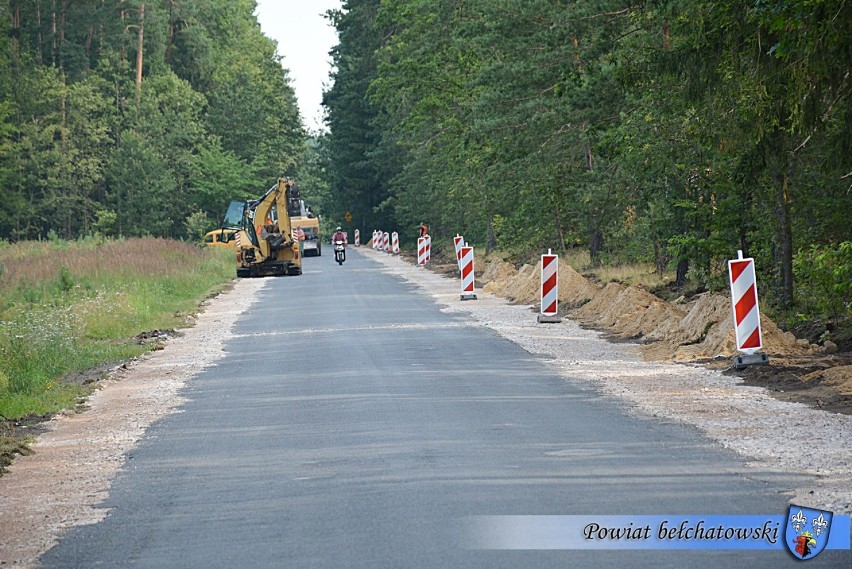 Remonty na drogach Parzno-Kluki i w gminie Kleszczów. Kierowcy uważajcie na utrudnienia
