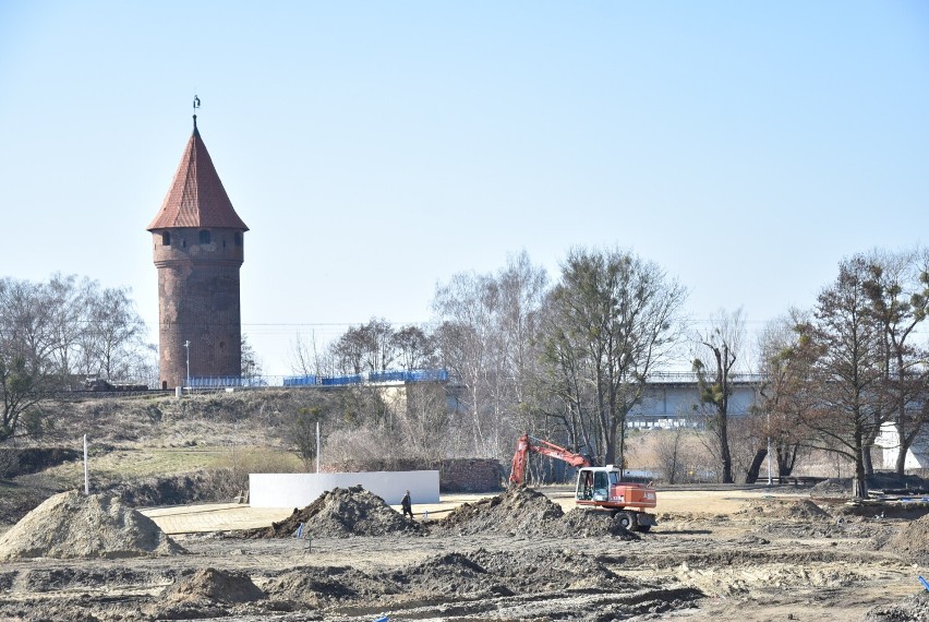 Malbork. Plac zabaw nad Nogatem będzie gotowy w maju, jak przewiduje umowa? Dzieciaki nie mogą się doczekać tej nowej atrakcji