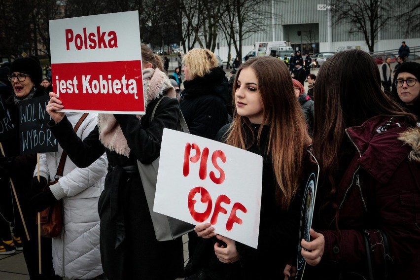 Czarny Piątek i "zatrzymaj aborcję". Szczecinianie protestowali na placu Solidarności [ZDJĘCIA, WIDEO]