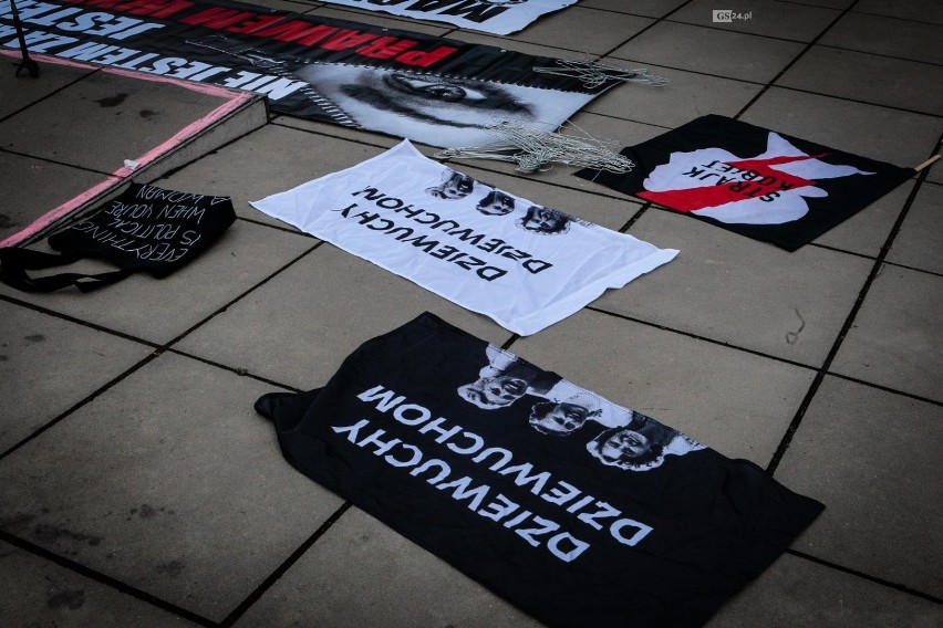 Czarny Piątek i "zatrzymaj aborcję". Szczecinianie protestowali na placu Solidarności [ZDJĘCIA, WIDEO]