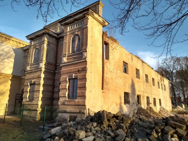 Tak obecnie, podczas remontu wygląda zabytkowa oficyna pałacu Wodzickich w Tyczynie.
