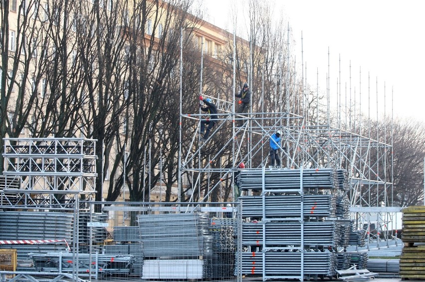Trwa budowa sceny na Sylwestra z Polsatem w Gdyni