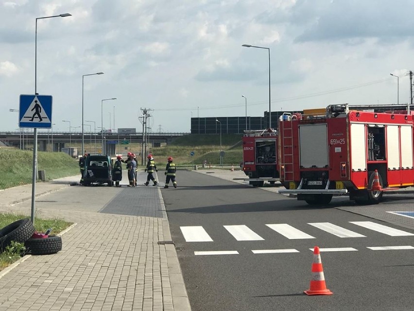 Pożar samochodu przy autostradzie A1: strażacy sprawnie...