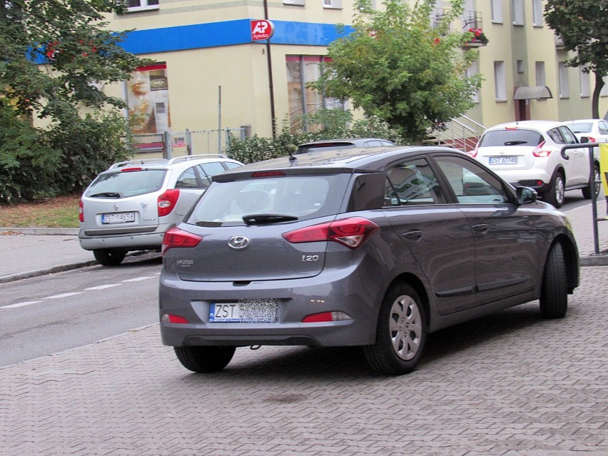 Chamskie parkowanie w Stargardzie nr 146 i 147. Takie widoki na ulicy Słowackiego
