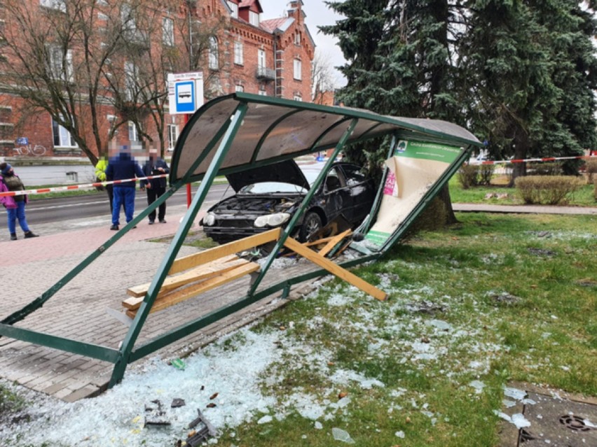 Konstancin-Jeziorna. Pod wpływem alkoholu i bez prawa jazdy staranował przystanek. Swój rajd transmitował w internecie