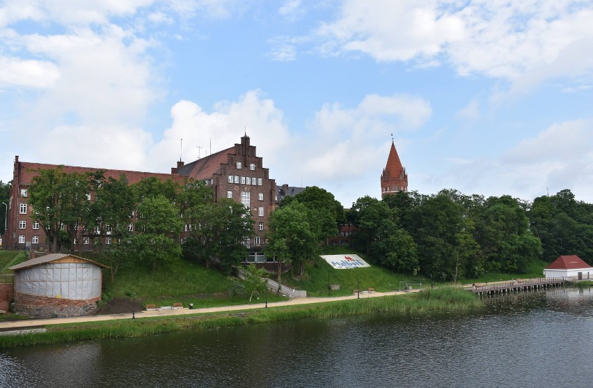 Malbork. Za Urzędem Miasta teren pięknieje w oczach. To jak przedpokój dla bulwaru, więc ma podobne meble miejskie