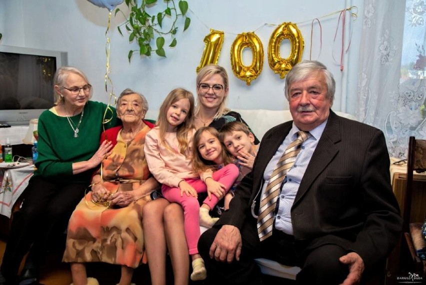 Aniela Lipińska z Hrubieszowa obchodziła swoje setne urodziny. Były kwiaty, życzenia i tort