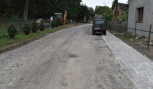 Przez lata mieszkańcy starali się o remont drogi przez Chromów. I wszystko wygląda na to, że się doczekają.