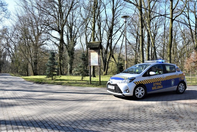 Koronawirus w Opolu. Puste parki i bulwary nad Odrą. Okolice patroluje Straż Miejska. Parking na Wyspie Bolko został zamknięty.